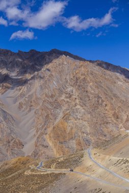 Manali karayolu Leh boyunca Himalaya dağ manzara. Hint Himalayaları'ndaki görkemli kayalık dağlar, Hindistan