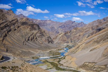 Manali karayolu Leh boyunca Himalaya dağ manzara. Hint Himalayaları'nda mavi nehir ve kayalık dağlar, Hindistan