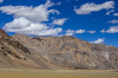 Manali karayolu Leh boyunca Himalaya dağ manzara. Hint Himalayaları'ndaki görkemli kayalık dağlar, Hindistan