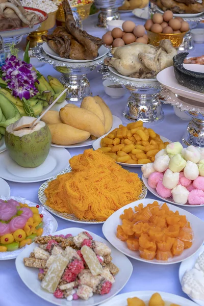 Persembahan korban makanan untuk berdoa kepada Tuhan dan memorial untuk leluhur, Bangkok, Thailand. Persembahan tradisional untuk para dewa dengan makanan, sayuran dan buah-buahan untuk para dewa dari budaya Thailand — Stok Foto