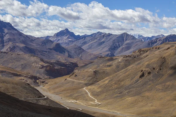 Himalayan mountain landscape along Leh to Manali highway. Winding road and rocky mountains in Indian Himalayas, India — Stock Photo, Image