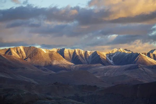 Himájská horská krajina po Leh na dálnici Manali během východu slunce. Skalnaté hory v indických Himaláji, Indie — Stock fotografie