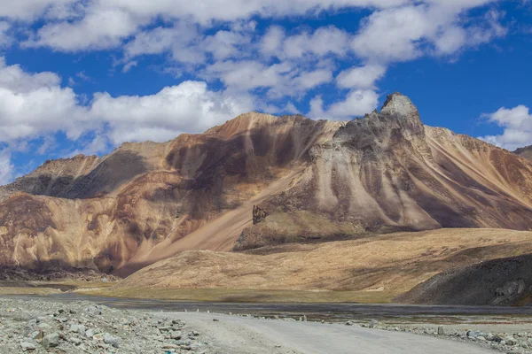 リーからマナリ高速道路に沿ったヒマラヤ山の風景。インド・ヒマラヤの雄大な岩山、インド — ストック写真