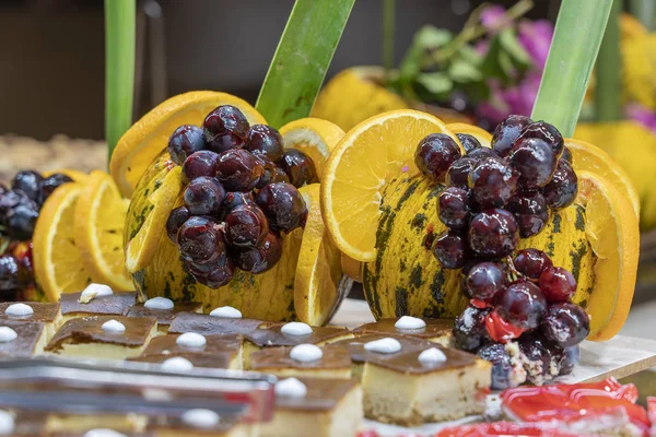 Pasteles, postre dulce y fruta decorada en el comedor del hotel turístico. Turquía — Foto de Stock