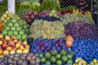Bodrum'da çiftçi pazarında organik meyveler