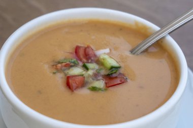 Domatesli sebzeli krema çorbası, patates, beyaz bir kapta kabak, yakın çekim