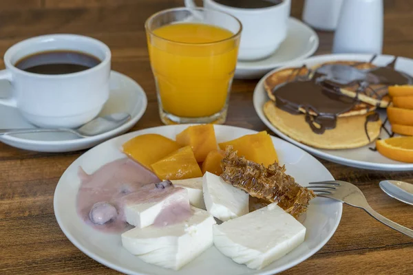 早餐，许多菜肴和饮料在木桌上，特写。食品概念 — 图库照片