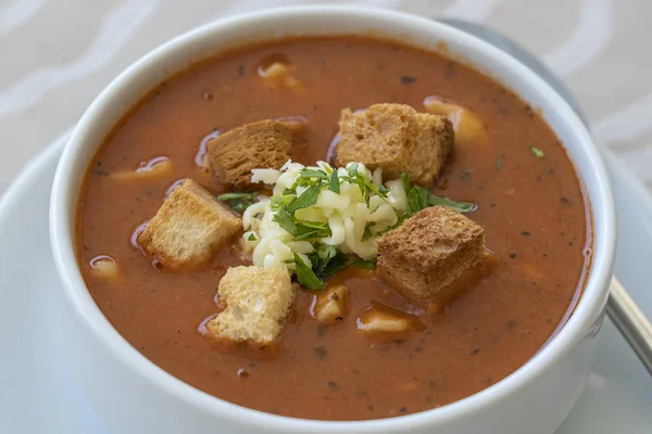 Tomato soup with croutons, cheese and fresh parsley, closeup — Stock Photo, Image
