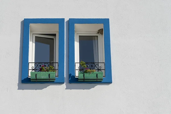 Dos ventanas con macetas en la pared blanca en Bodrum, Turquía — Foto de Stock