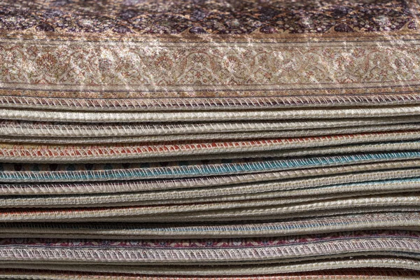 Traditional carpets for sell at a street market stall in Bodrum, Turkey. Closeup — Stock Photo, Image