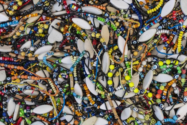 Pulseira tradicional à venda em uma barraca de mercado de rua em Bodrum, Turquia. Fecha a porta. Pulseiras em bazar — Fotografia de Stock