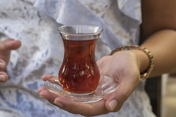 Närbild av rött turkiskt te med traditionellt päronformad glas i kvinnan hand, kalkon — Stockfoto
