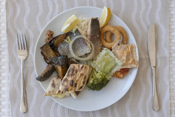 Διάφορα τρόφιμα σε λευκό πιάτο, κοντινό πλάνο, κορυφή θέα — Φωτογραφία Αρχείου