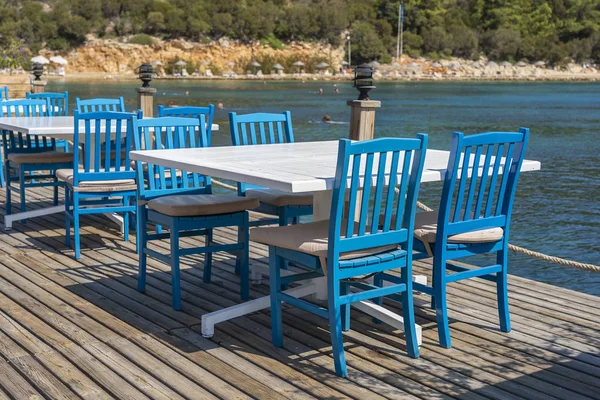 Mesa e cadeiras em café de praia perto de água do mar, Bodrum, Turquia. Café de praia perto do mar, ao ar livre — Fotografia de Stock