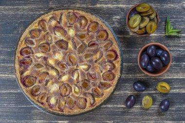 Ev yapımı organik erik lişeyli tatlı yemeye hazır, yakından. Eski ahşap arka plan üzerinde Erik tart, yakın