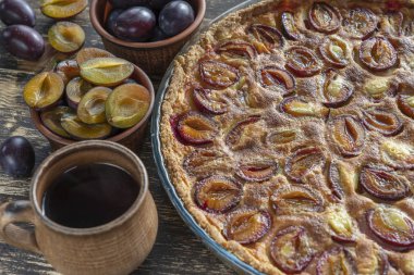 Ev yapımı organik erik lişeyli tatlı yemeye hazır, yakından. Eski ahşap arka plan üzerinde Erik tart, yakın