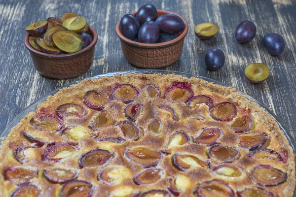 Homemade organic plum pie dessert ready to eat, close up. Plum tart on the old wooden background, close up — Stock Photo, Image