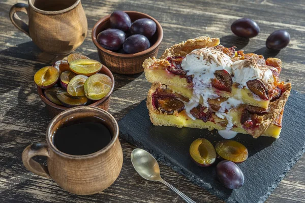 Домашній органічний сливовий десерт готовий до їжі, крупним планом. Сливовий пиріг на старому дерев'яному фоні, крупним планом — стокове фото