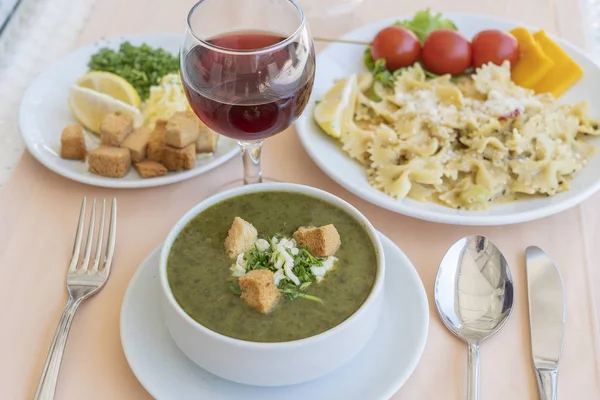 Sopa de creme verde de espinafre com croutons, queijo e salsa fresca — Fotografia de Stock