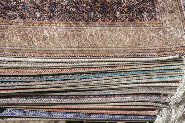 在土耳其博德鲁姆的街头市场摊位上出售的传统地毯。特写 — 图库照片