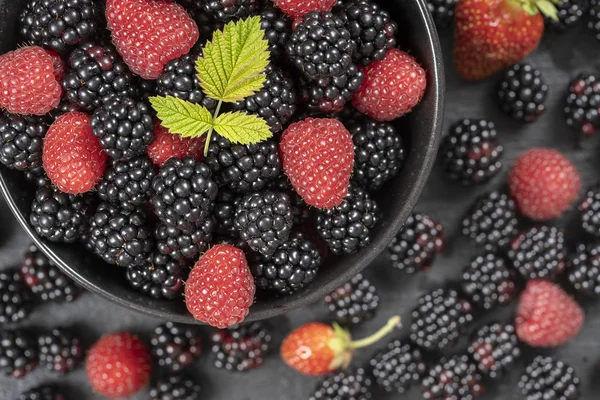 Hintergrund aus frischen Bio-Brombeeren und Himbeeren aus nächster Nähe. von oben Brombeere und Himbeere — Stockfoto