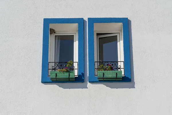 Two windows with flower pots on white wall in Bodrum, Turkey — Stock Photo, Image