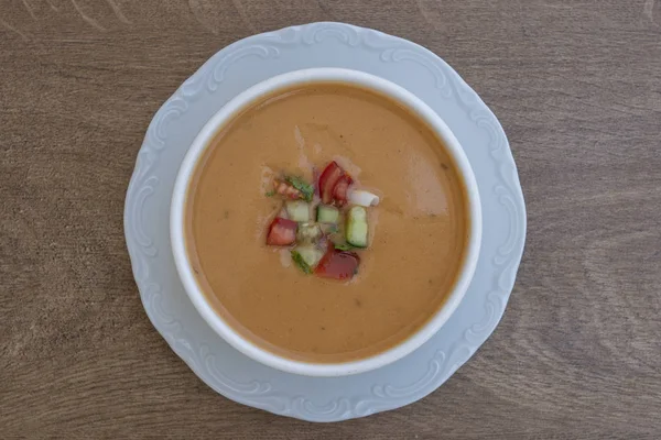 Sopa de crema vegetal con tomate, papa, calabaza en un tazón blanco, primer plano —  Fotos de Stock