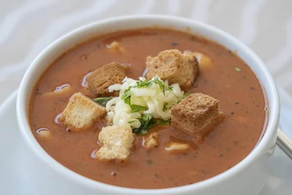 Tomatensuppe mit Croutons, Käse und frischer Petersilie, Nahaufnahme — Stockfoto