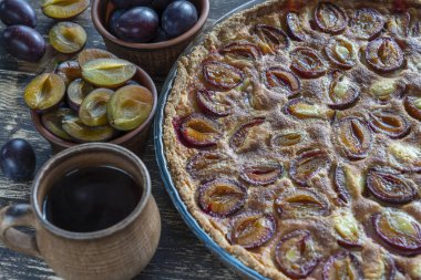 Ev yapımı organik erikli turta yenmeye hazır. Eski ahşap arka planda erik turtası, yakın plan.