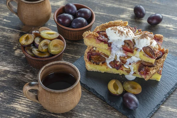 Homemade organic plum pie dessert ready to eat. Plum tart on the old wooden background, close up — Stock Photo, Image