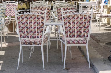 Yunanistan'ın restoranında boş masa ve sandalyeler. Denize yakın bir plaj kafesi, açık havada. Seyahat ve tatil konsepti