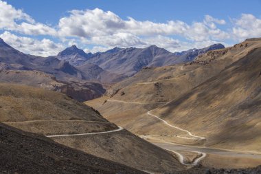 Manali karayolu Leh boyunca Himalaya dağ manzara. Hint Himalayalar,Hindistan'da dolambaçlı yol ve kayalık dağlar