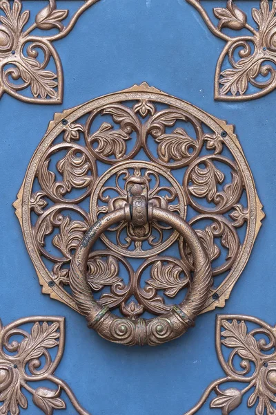 Door knocker on ancient wooden door in Kiev, Ukraine, closeup — Stock Photo, Image