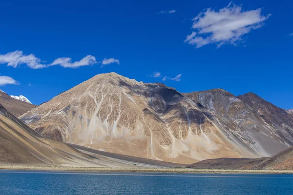 Vista das majestosas montanhas rochosas contra o céu azul e o lago Pangong no Himalaia indiano, região de Ladakh, Índia. Natureza e conceito de viagem — Fotografia de Stock