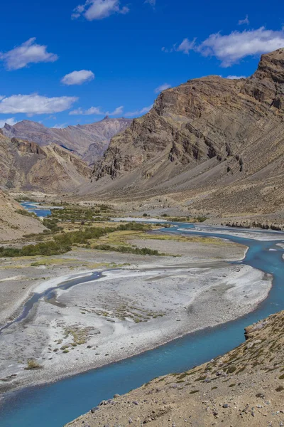 Paisaje montañoso del Himalaya a lo largo de Leh hasta Manali. Río azul y montañas rocosas en el Himalaya indio, India — Foto de Stock