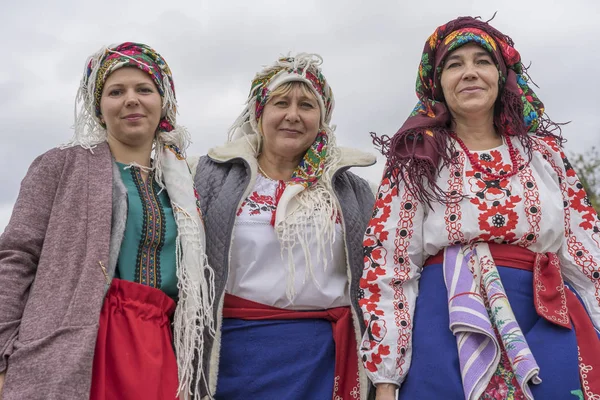 Des femmes ukrainiennes en costumes nationaux participent au festival Ethno-eco Kolodar à Slavuta, en Ukraine — Photo