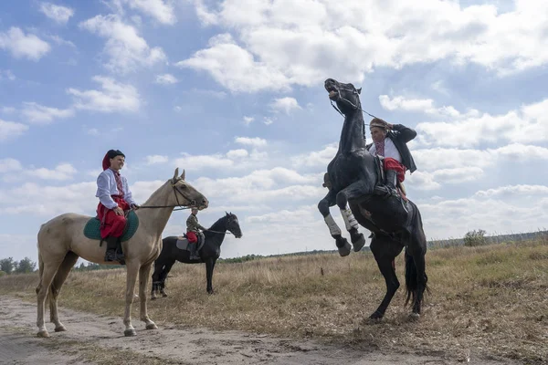 Homens ucranianos a cavalo participam do festival Ethno-eco Kolodar na cidade Slavuta, Ucrânia — Fotografia de Stock
