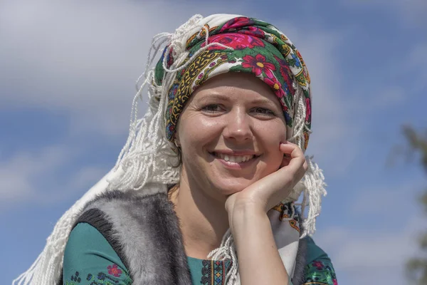 Des femmes ukrainiennes en costumes nationaux participent au festival Ethno-eco Kolodar à Slavuta, en Ukraine — Photo