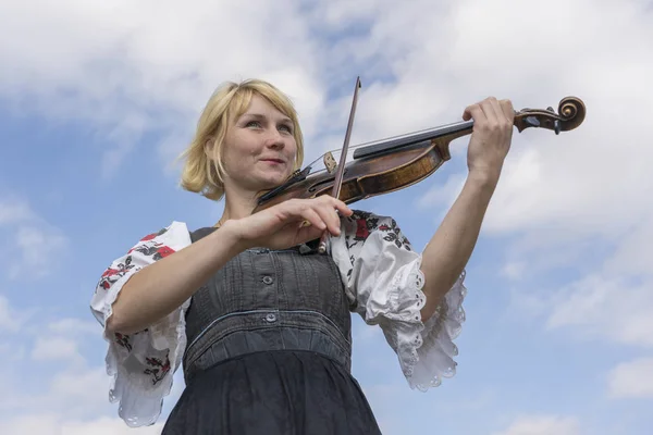 Ukrainian woman in national costume plays the violin during the Ethno-eco festival Kolodar in city Slavuta, Ukraine — Stock Photo, Image