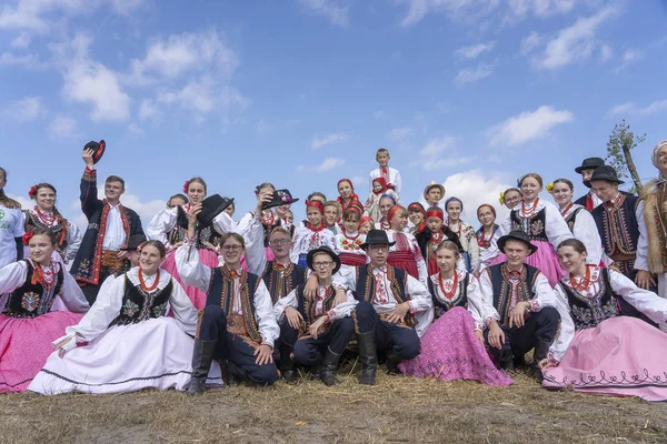 Meninas e meninos ucranianos em trajes nacionais participam do festival Ethno-eco Kolodar na cidade Slavuta, Ucrânia — Fotografia de Stock