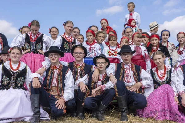 Ukrainska flickor och pojkar i nationella kostymer delta i Ethno-Eco Festival Kolodar i staden Slavuta, Ukraina — Stockfoto