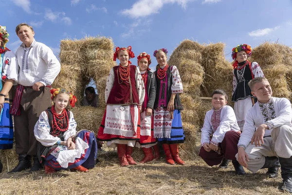 Ukraynalı kız ve erkek ulusal kostümleri şehir Slavuta, Ukrayna Etno-eko festivali Kolodar katılmak — Stok fotoğraf