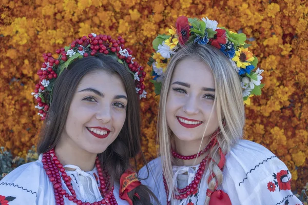 Украинки в национальных костюмах принимают участие в Этно-экологическом фестивале "Колодар" в городе Славута, Украина — стоковое фото