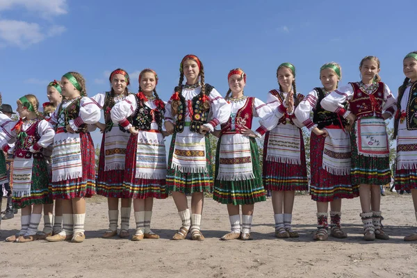 Ukrajinská dívka v národních kostýmech se účastní etno-Eco festival Kolodar ve městech Slavuta, Ukrajina — Stock fotografie