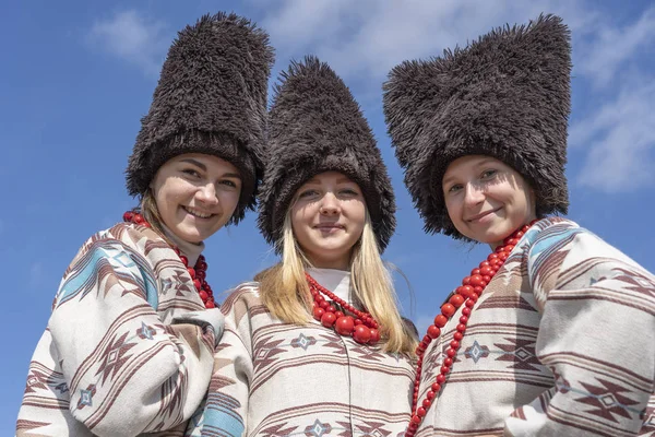 Gadis Ukraina dalam kostum nasional mengambil bagian dalam festival Etno-eco Kolodar di kota Slavuta, Ukraina — Stok Foto