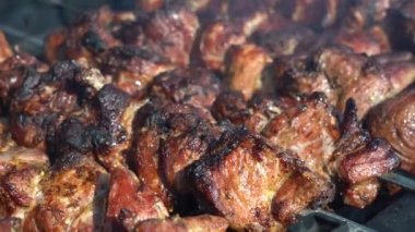 Barbeküde pişmiş et. Metal şişte pişen ızgara kebap. Barbekü taze et dilimleri. Geleneksel doğu yemeği, şiş kebap. Kömür ve alev ızgarası, sokak yemekleri, Ukrayna
