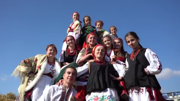 2019年9月22日 身着民族服装的乌克兰女孩和男孩参加了在乌克兰乌里韦塔市举行的科罗达族生态节 — 图库视频影像