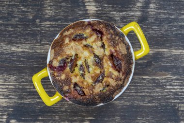 Ev yapımı organik erik pasta tatlı yemeye hazır. Eski ahşap arka plan üzerinde Erik tart, closeup