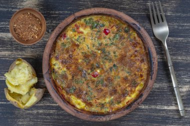 Sebze frittata, basit vejetaryen gıda ile Seramik kase. Ahşap masa üzerinde domates, biber, soğan ve peynir ile Frittata, yakın. İtalyan yumurtalı omlet