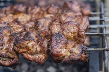 Metal şiş portre üzerinde yemek ızgara kebap. Barbeküde pişmiş kavrulmuş et. Barbekü sığır eti taze et chop dilimleri. Geleneksel Doğu çanak, şiş kebap
